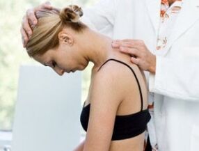 médico examina o pescozo para osteocondrose